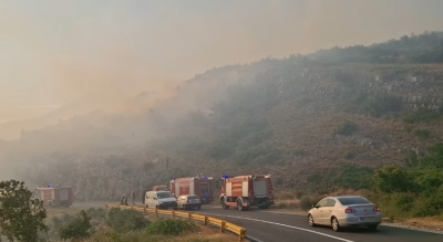 (VIDEO) I dalje teška situacija u Trebinju: Požar sa Leotara se spušta ka magistralnom putu, vatrogasci na terenu