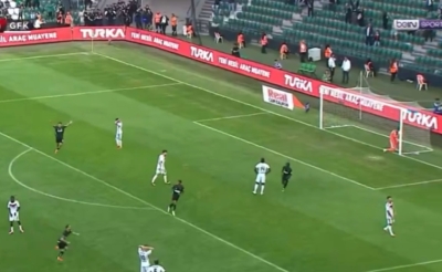 NEVIĐENA BRUKA: Pogledajte kakav je gol primio golman u Turskoj (VIDEO)