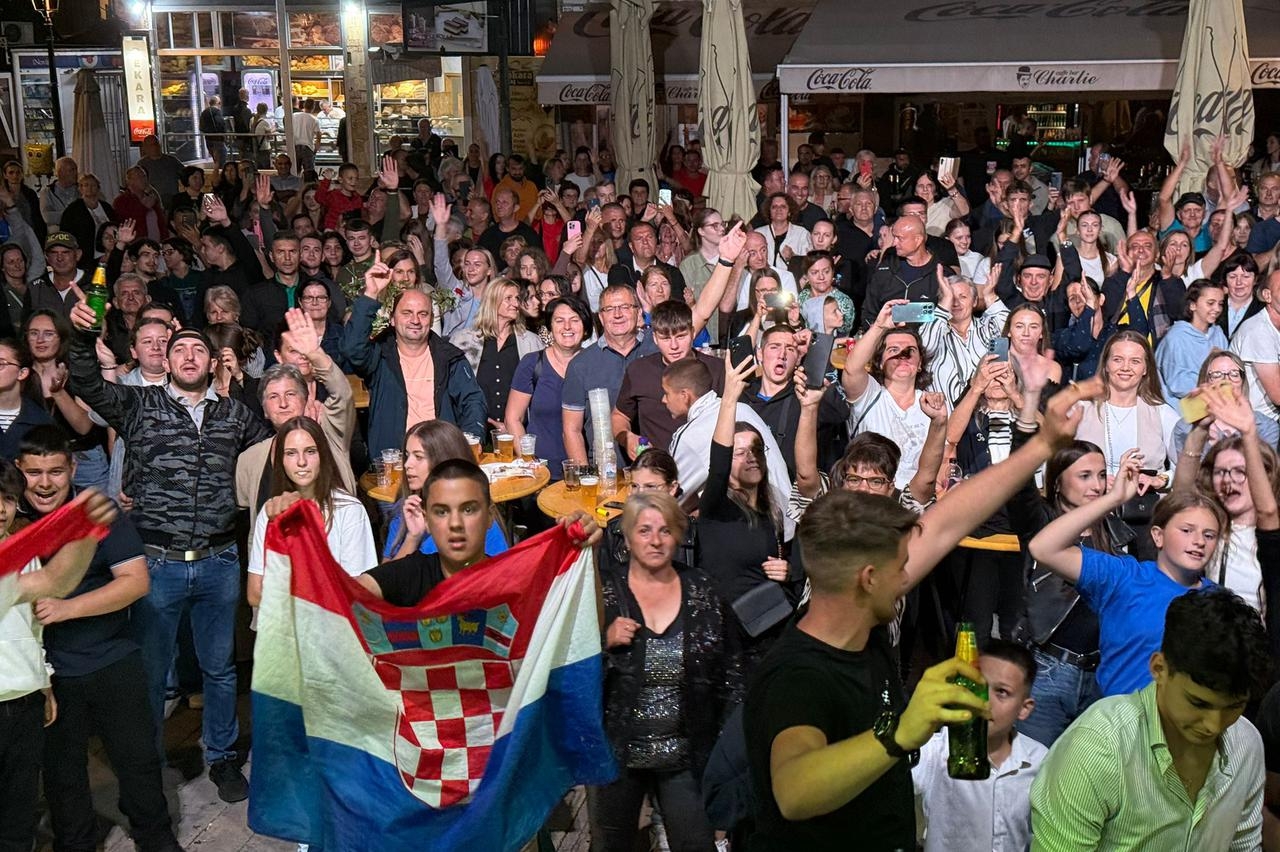 FOTO/VIDEO: Mate Bulić napravio spektakl u Jajcu, održao koncert od 2 sata i 15 minuta bez pauze