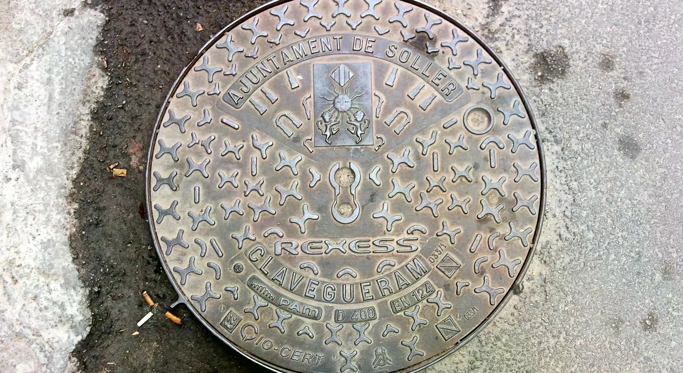 Пијана бјежала од полиције, па упала у шахт: Ватрогасци је једва извукли