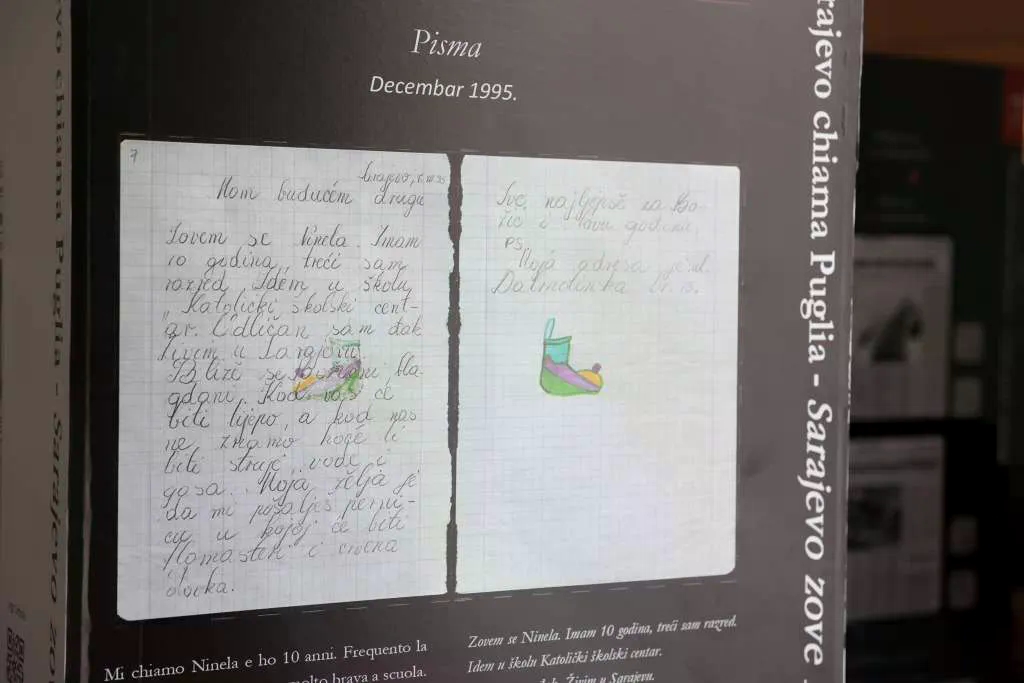 Italijanski novinar otvorio izložbu sa pismima djece iz opkoljenog Sarajeva: Dječiji glasovi kao opomena da se rat ne ponovi