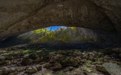 Malo poznata prirodna atrakcija BiH: Pećina Novakuša ima monumentalni ulaz i prirodni amfiteatar