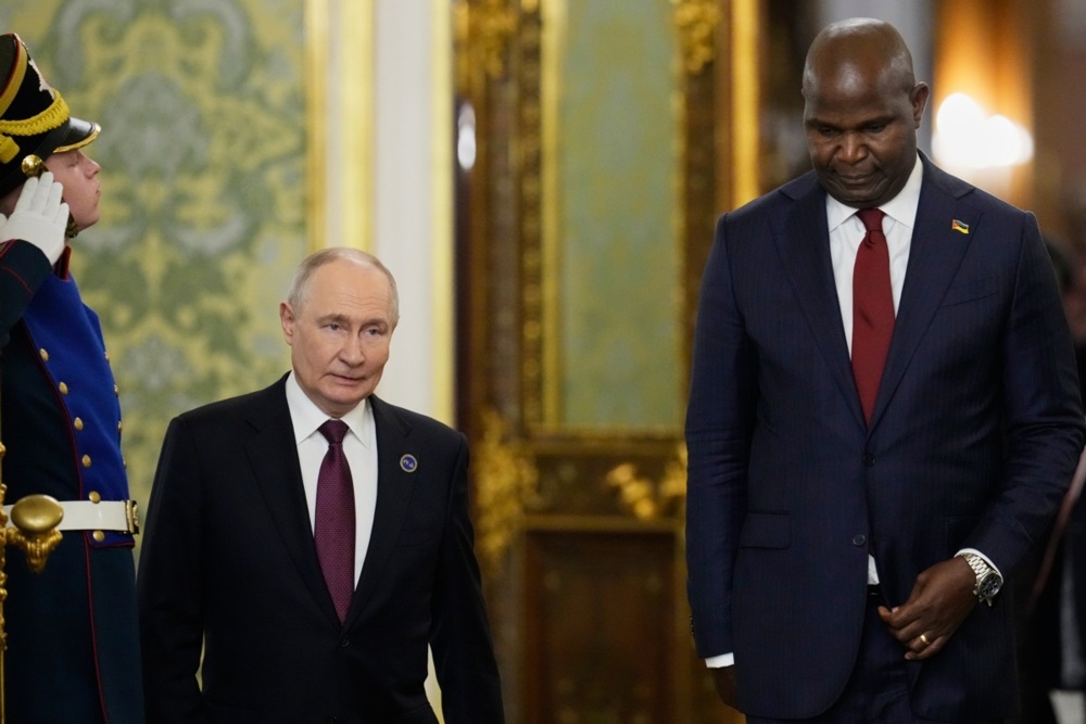 (FOTO) SVI GLEDAJU OVU FOTOGRAFIJU U NEVERICI Putin ugostio predsjednika Mozambika, jedan detalj je PRILIČNO UOČLJIV
