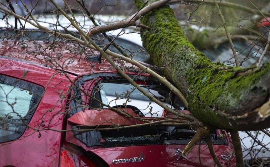 Prijeti nevrijeme, a vi nemate garažu? Ovih 7 trikova može spasiti vaš automobil