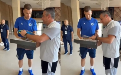 Edin Džeko dobio kopačke prekrivene zlatom: Pogledajte njegovu reakciju