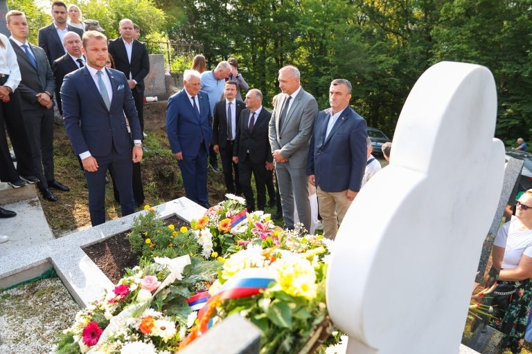 Stanivuković položio vijenac na grob Slobodana Stojanovića