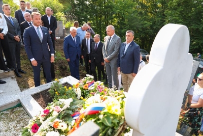 Stanivuković položio vijenac na grob Slobodana Stojanovića