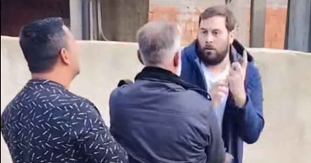 Napadnuti novinari na biračkom mjestu, gađani kamenicama (VIDEO)