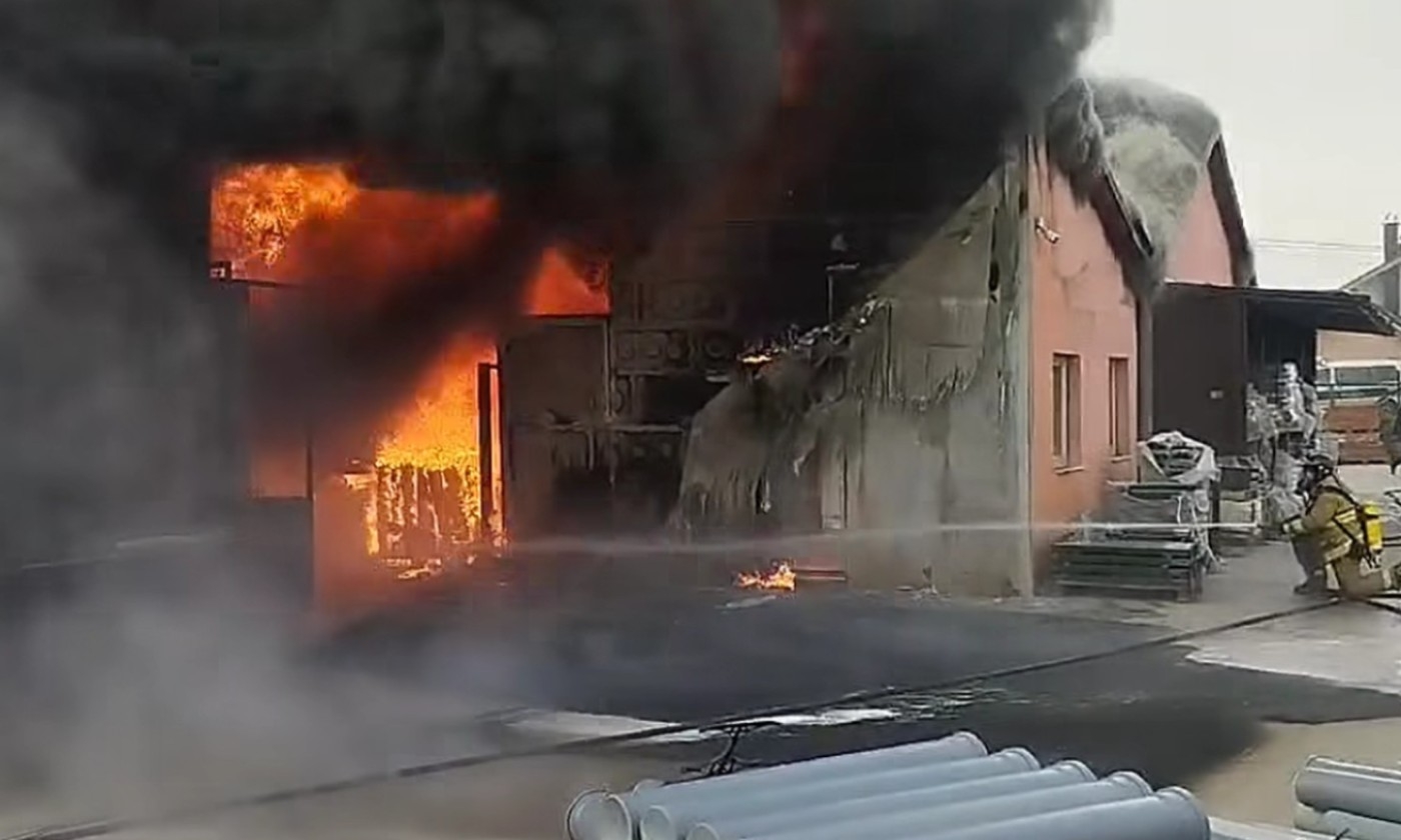 Vatra “guta” objekat: Izbio požar, gori firma VIDEO
