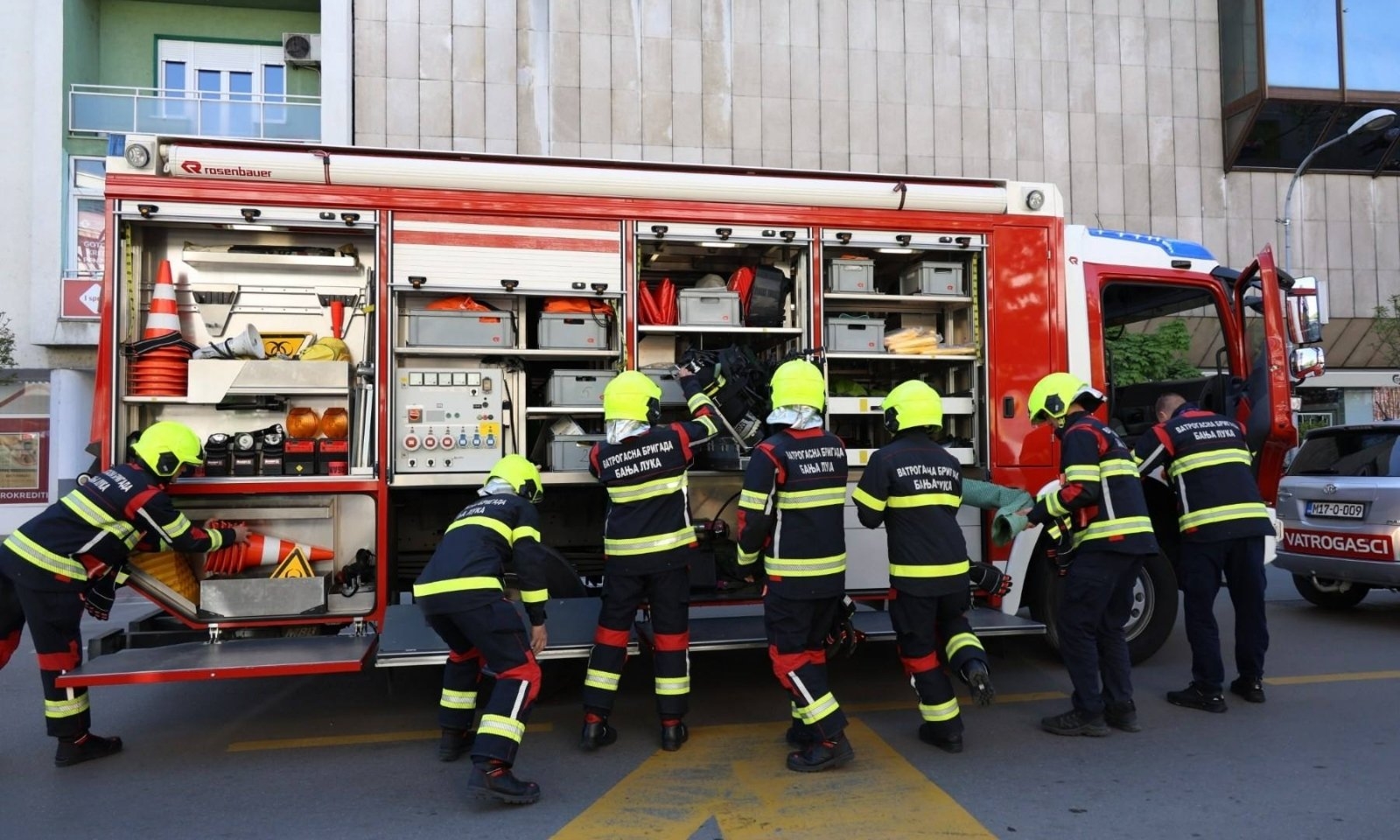 Buran dan za banjalučke vatrogasce: Od udesa na Laušu do ponoćne borbe sa vatrom na krovu kuće