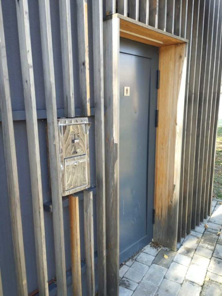 Misterija u Parku “Mladen Stojanović”: Aparat guta kovanice, niko ne zna koliko mu para treba (Foto)