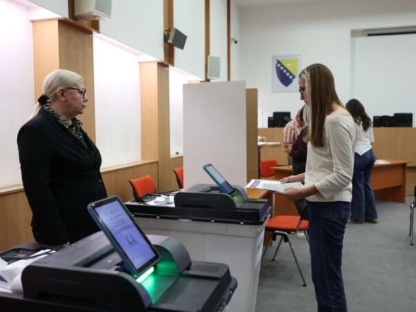Slijepe, nepismene i osobe sa invaliditetom mogu koristiti pomoć drugog lica prilikom glasanja