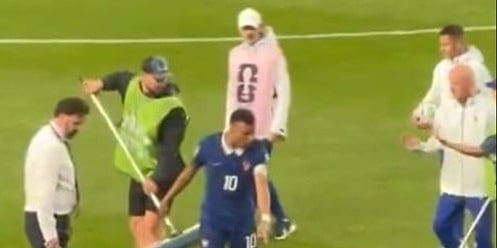 Mbappé poludio zbog natopljenog terena pa preuzeo stvar u svoje ruke: "Čistili su pogrešnu polovinu"