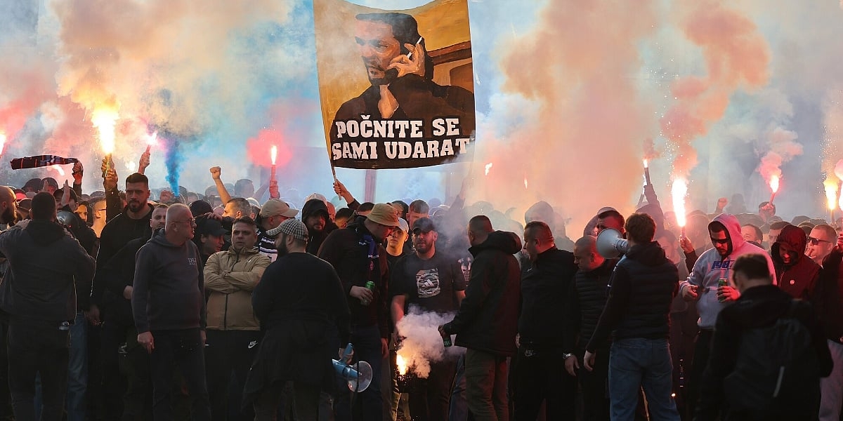 Manijaci u korteu krenuli prema Koševu i zapalili atmosferu na ulicama Sarajeva