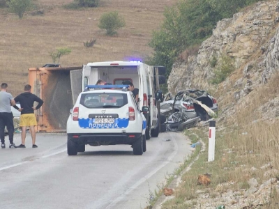 Auto u potpunosti smrskan: Teška nesreća na Manjači, saobraćaj obustavljen