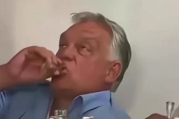Viktor Orban snimljen u neprepoznatljivom izdanju u Srbiji: Muzičari mu svirali na uho, on uživao u rakiji