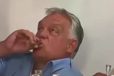 Viktor Orban snimljen u neprepoznatljivom izdanju u Srbiji: Muzičari mu svirali na uho, on uživao u rakiji