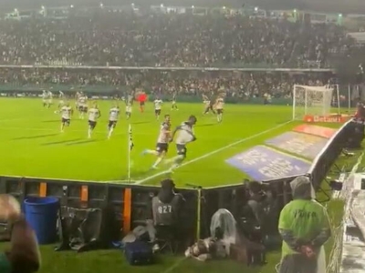 Krenuo slaviti gol pa propao u tunel: Navijači ostali u šoku!