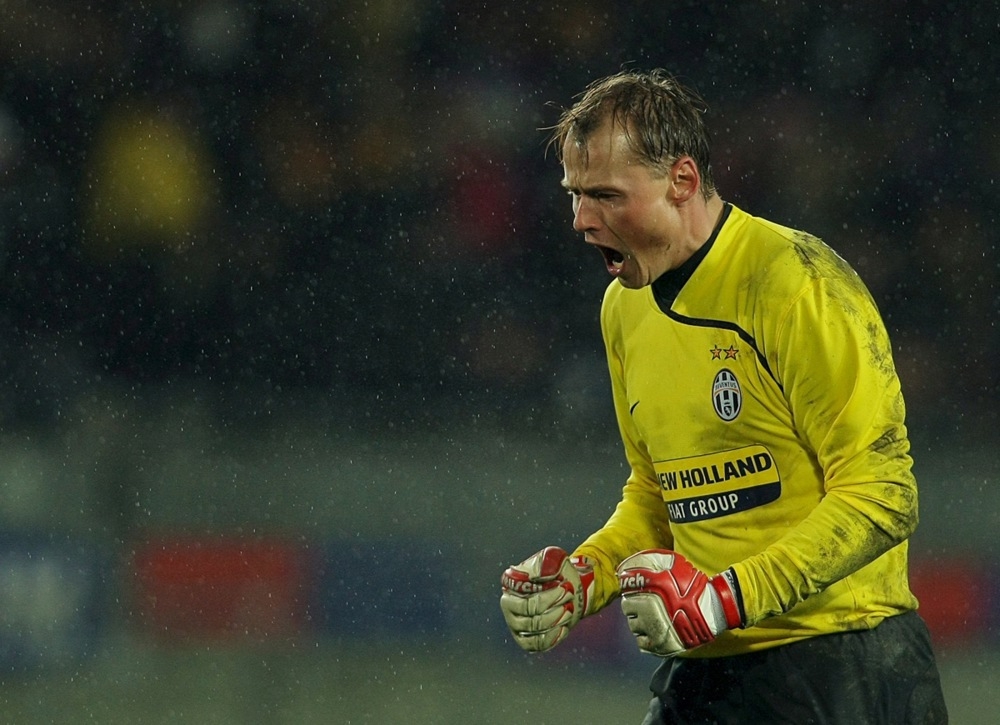 (FOTO) Voz uništio automobil: Prve fotografije s mjesta nesreće u kojoj je nastradao legendarni golman