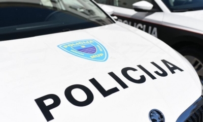 Fingirali saobraćajne nezgode: Dva lica uhapšena, oduzeto više skupocjenih vozila
