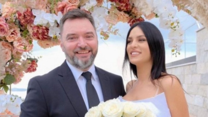 Staša Košarac čeka četvrto dijete sa 17 godina mlađom suprugom