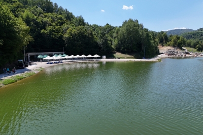 TRAGEDIJA Otac skočio u jezero da spasi sina od utapanja i više nije izronio