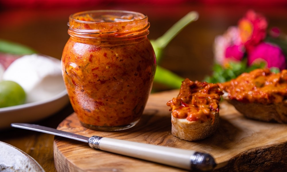 Kako je biser balkanske trpeze dobio ime: Ovo je pravo porijeklo riječi ajvar i nema veze sa paprikom