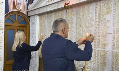 Minić i Cvijanovićeva položili vijenac palim borcima u Tesliću: Prislužili svijeće za oko 550 poginulih