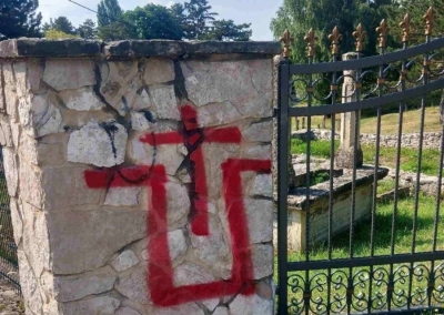 VRIJEĐA DOSTOJANSTVO UMRLIH I NJIHOVE PORODICE: Ustaški grafiti na mezarju izazvali oštru reakciju Muftijstva