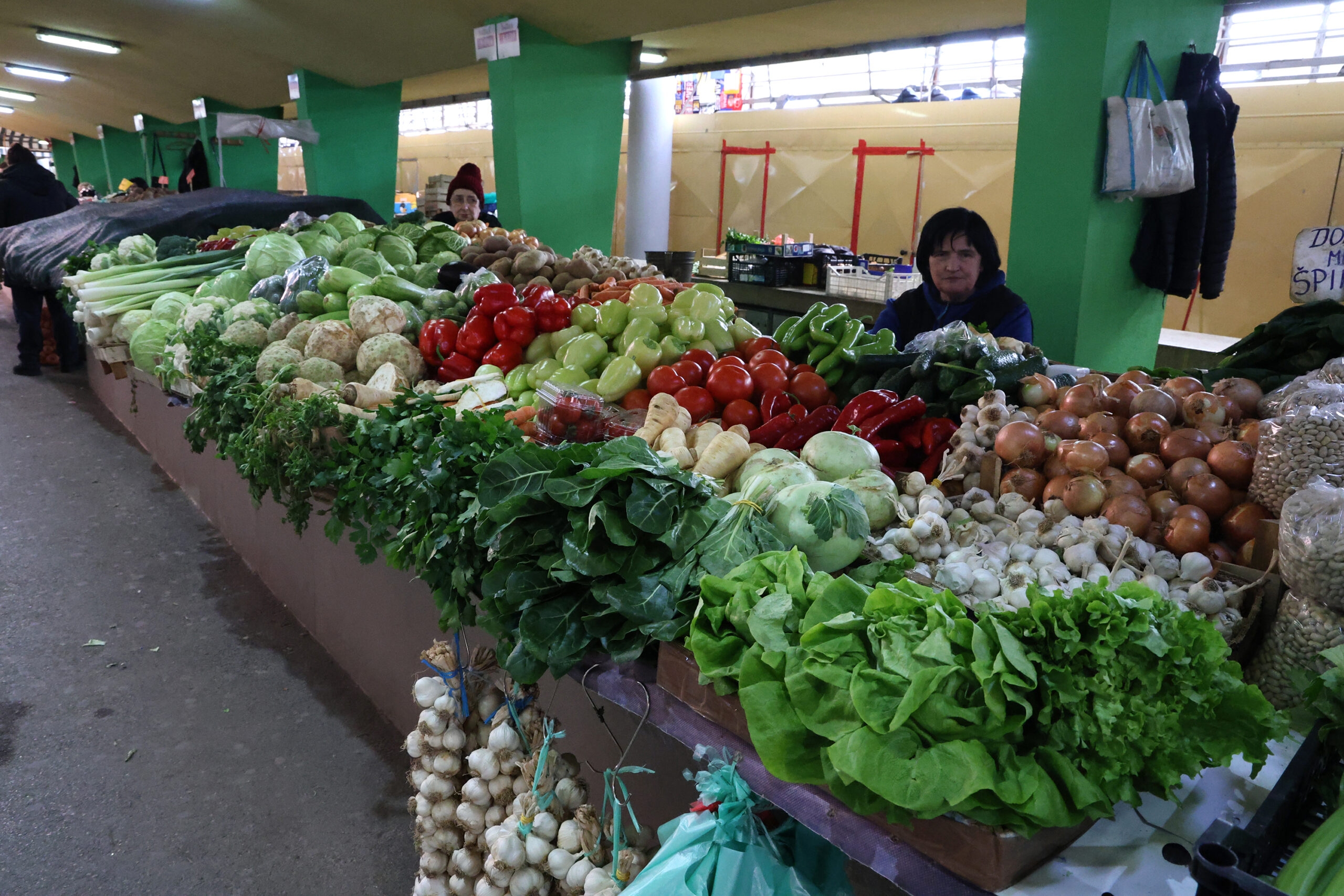 CIJENE NE STAJU Voće i povrće dostiglo meso, građani sve praznijih korpi