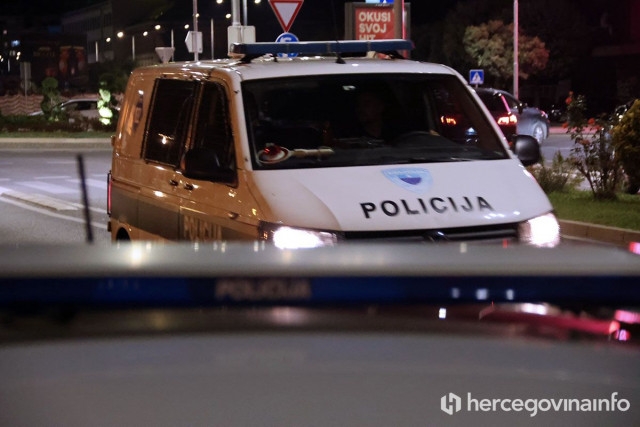 Mostarac iz Golfa izbacio 13 paketića, policiji potom predao staklenke i vagu