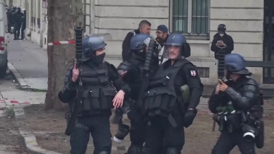 Ključa u Francuskoj: Policija hapsi i rastjeruje (VIDEO)