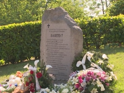 Pomen kod spomenika "Zašto" – sjećanje na nedužno stradale radnike RTS-a u NATO bombardovanju