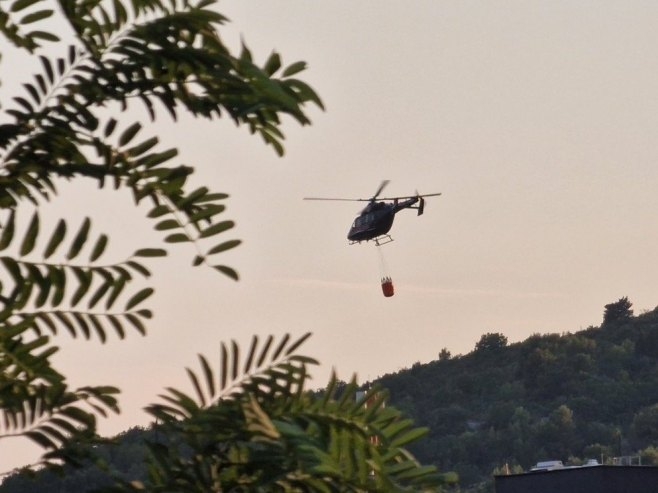 Helikopter gasi požar kod Trebinja (VIDEO)