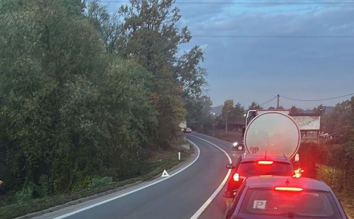 Teška nesreća u naselju Husino: Autobus sletio s ceste, ima povrijeđenih osoba