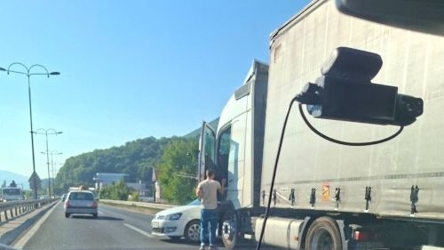 Kamion udario u automobil i gurao ga na cesti u Blažuju kod Sarajeva