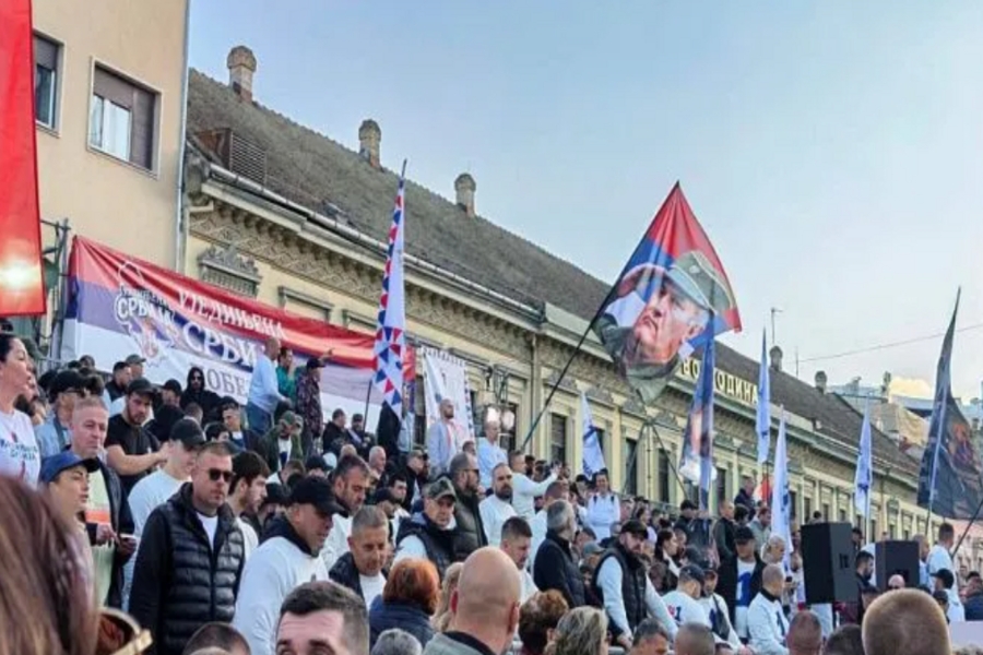 MUZIKA, HRANA I ZASTAVE SA RATNIM ZLOČINCEM: Novi Sad pod opsadom autobusa i traktora zbog predizbornog mitinga Aleksandra Vučića
