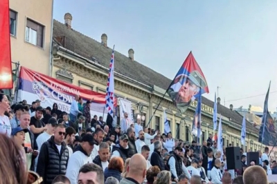MUZIKA, HRANA I ZASTAVE SA RATNIM ZLOČINCEM: Novi Sad pod opsadom autobusa i traktora zbog predizbornog mitinga Aleksandra Vučića