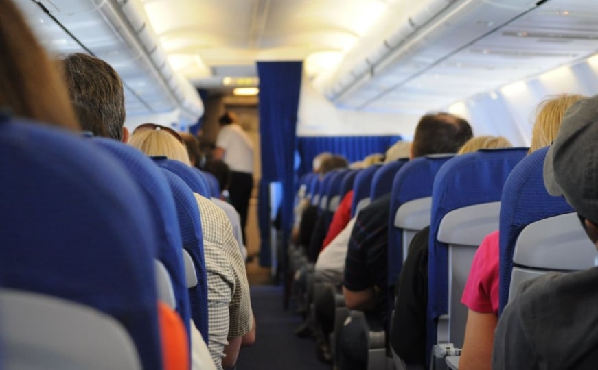 Napetosti u avionu: Prosuo vodu po saputniku i nije se izvinio, a zatim dobio nesvakidašnju osvetu