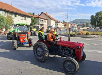 Na izletištu Vis-Babići održava se 10. jubilarna "Traktorijada": U defileu protutnjalo oko 250 traktora