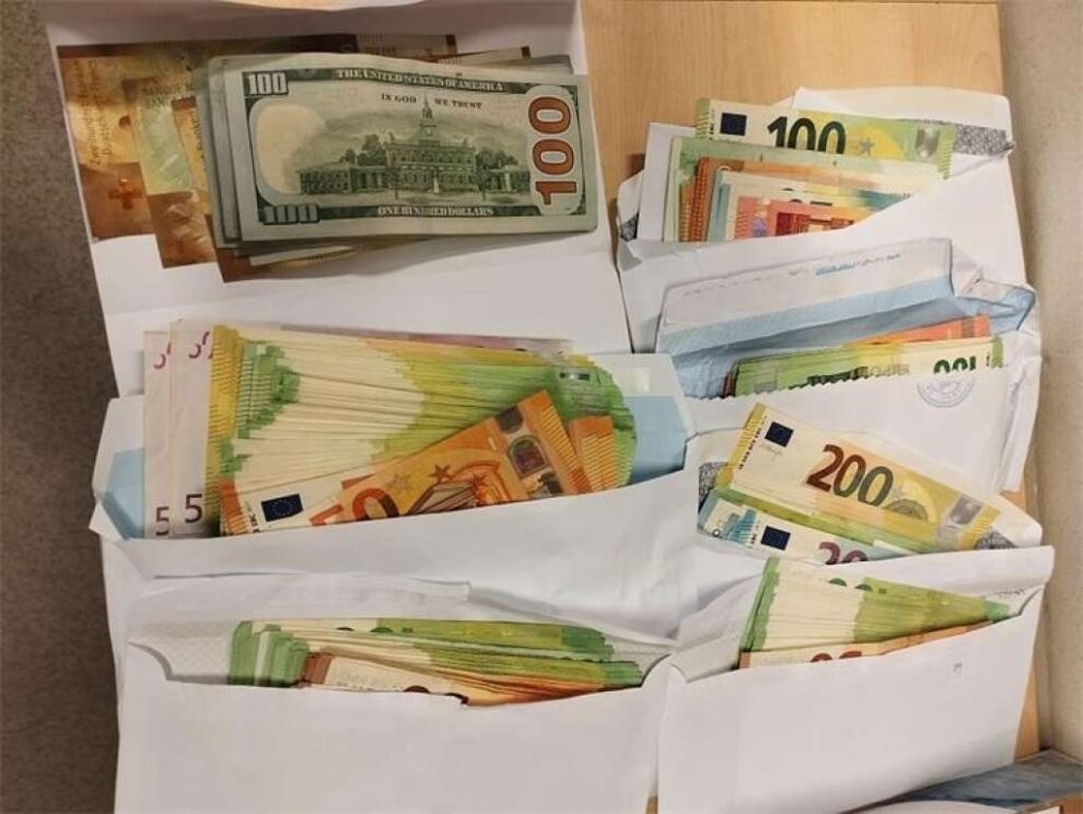 Carinski službenici kod državljana BiH pronašli 36.745 eura, 600 franaka i 1.000 dolara