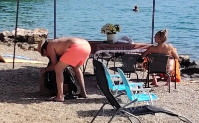 Još im samo kuhinja fali: Pogledajte šta su turisti uradili na plaži na Krku