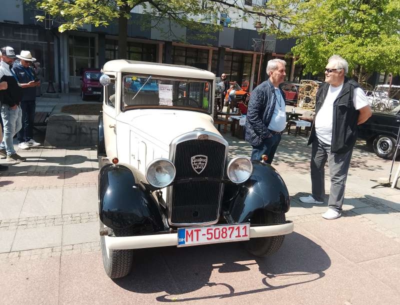 “Poklon gradu”: Na Trgu mladih u Brčkom otvorena izložba oldtajmera