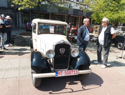 “Poklon gradu”: Na Trgu mladih u Brčkom otvorena izložba oldtajmera