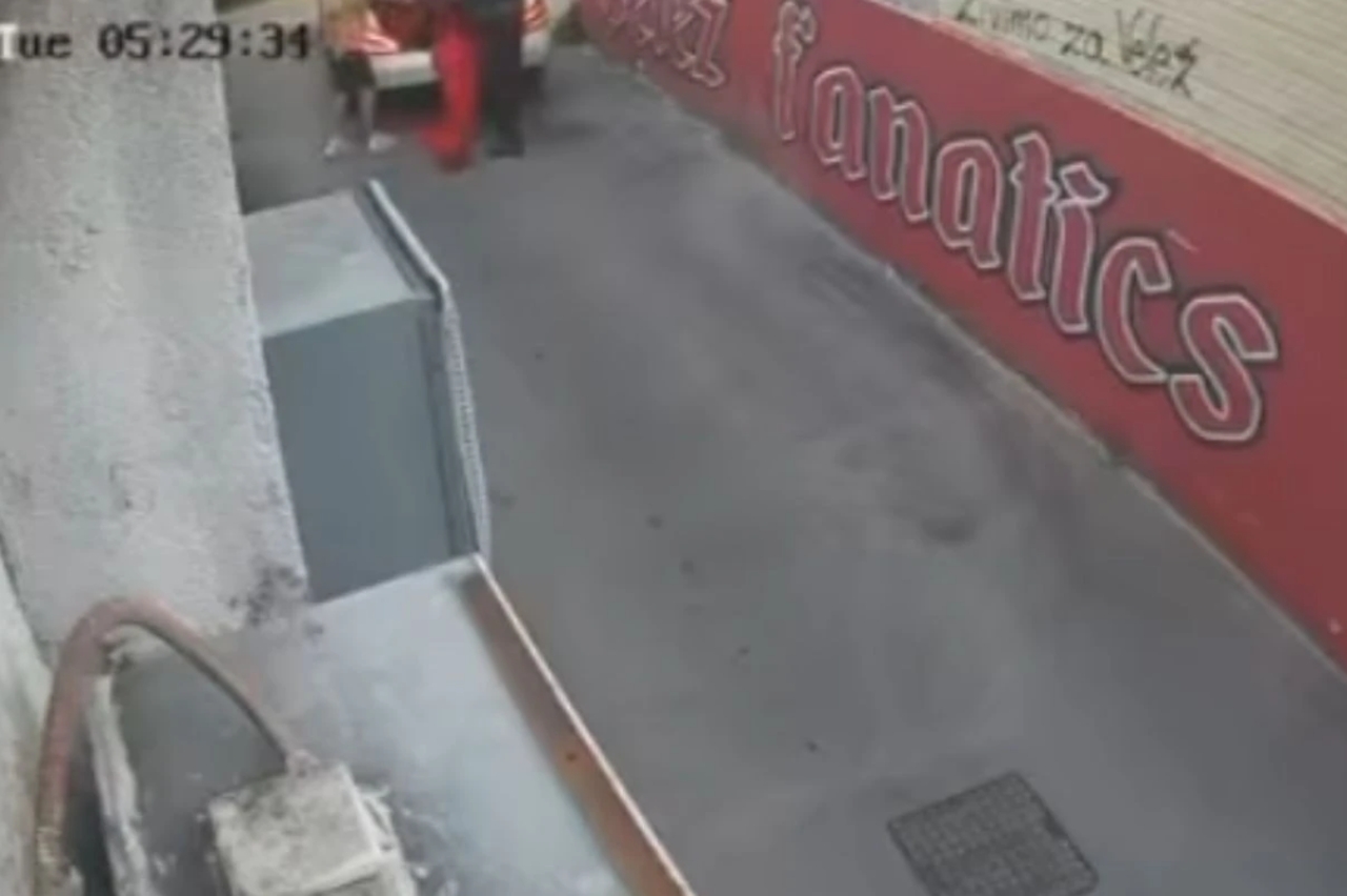 VIDEO Pogledajte trenutak kada Ultrasi ubacuju transparente navijača Veleža u automobil