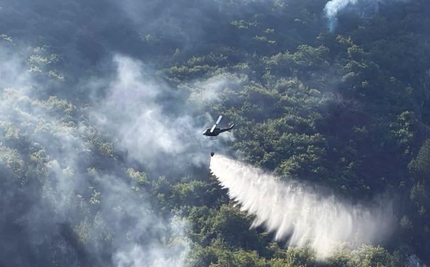 Stiglo pojačanje iz zraka: I drugi helikopter OS BiH krenuo gasiti požar kod Konjica