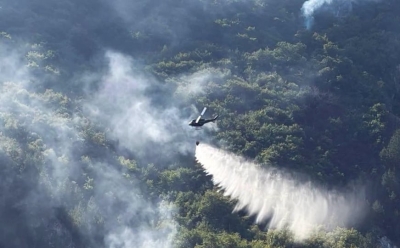 Stiglo pojačanje iz zraka: I drugi helikopter OS BiH krenuo gasiti požar kod Konjica
