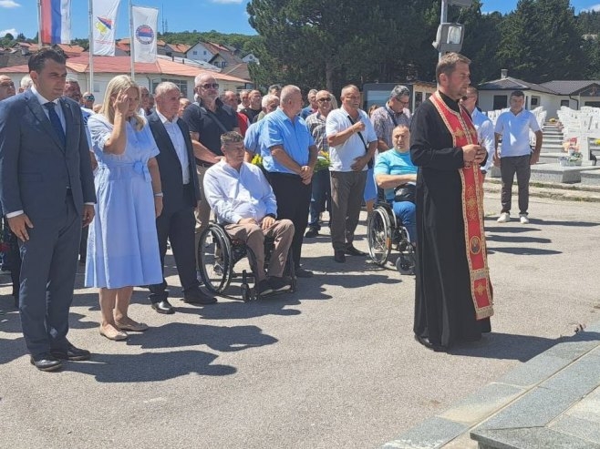 Služen parastos i položeni vijenci na "Novom Zejtinliku": Podsjetnik na velike žrtve za slobodu Srpske (FOTO)