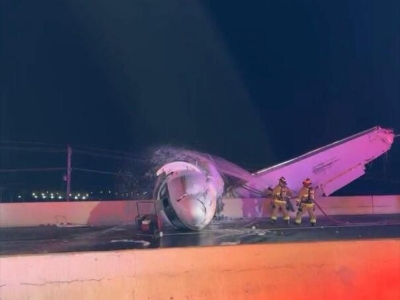 Horor u Teksasu: Biznis avion se srušio na autoput, vatra progutala olupinu