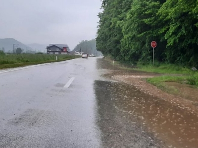Oprez zbog mokrih kolovoza